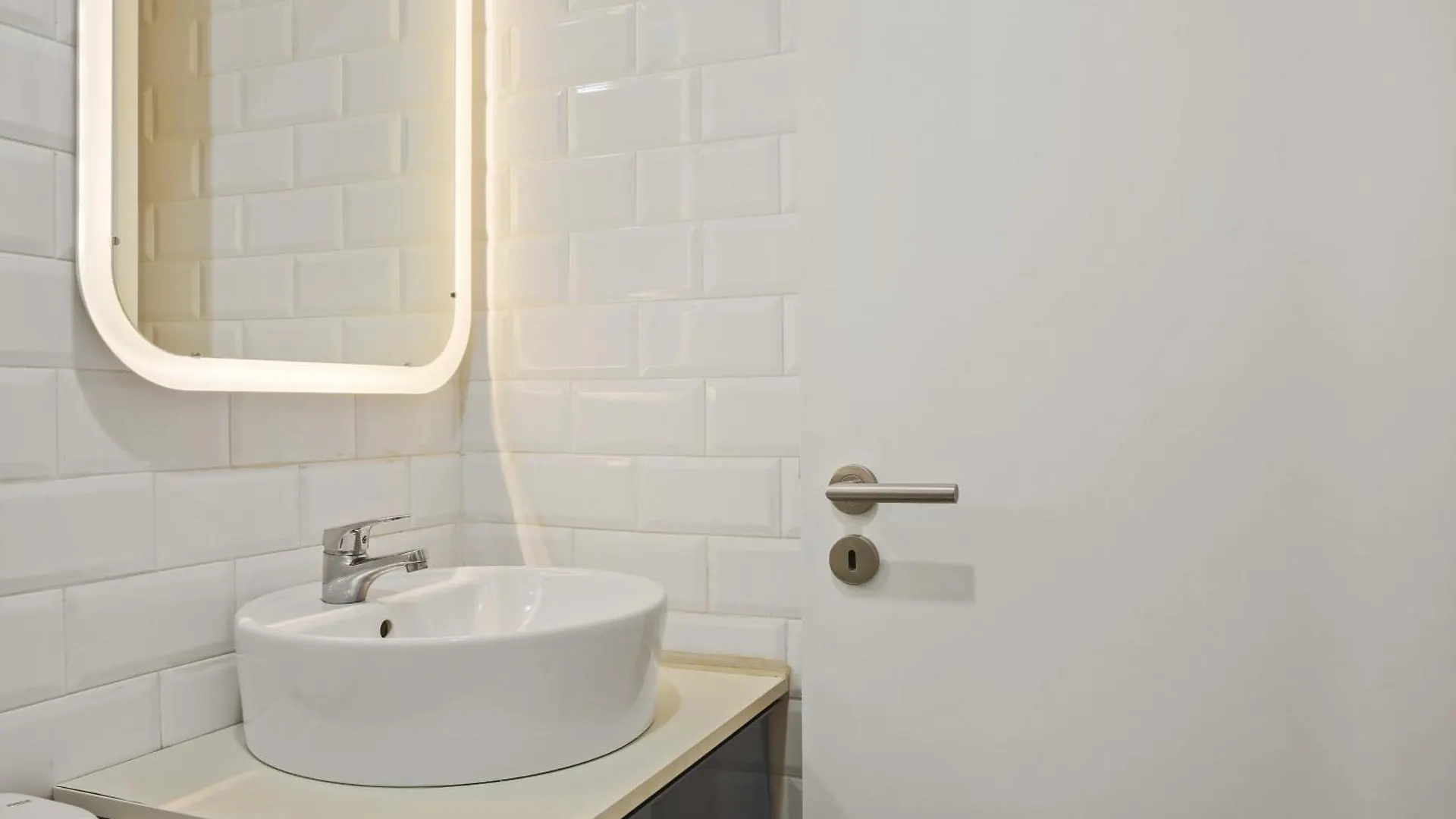 Furnished Sao Bento 1 Bedroom 1Ba Apt Lisbon Portugal