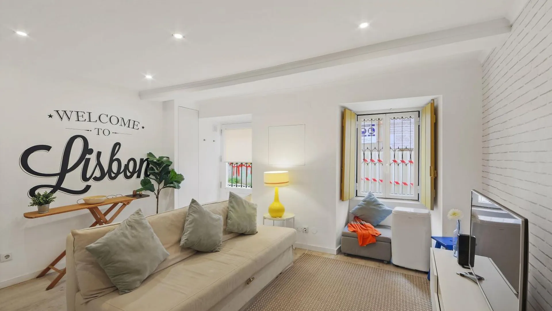 Furnished Sao Bento 1 Bedroom 1Ba Apt Lisbon Portugal